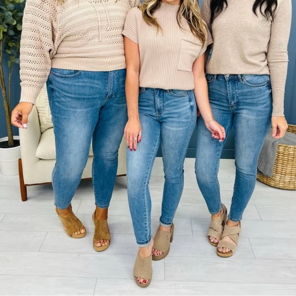 JUDY BLUE Butt Lifting/Tummy Control Stretch Jeans - Picture 3 of 12